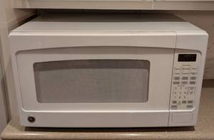 lot 126 image: White GE Microwave