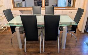 lot 1 image: Contemporary Glass Topped Dining Table Set