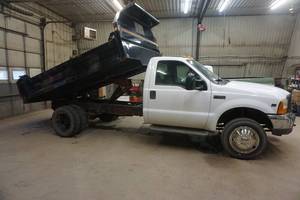 lot 1 image: 2001 Ford F - 450 XL Super Duty Dually Dump Truck