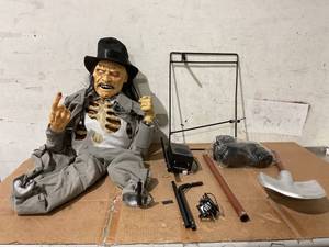 lot 282 image: Haunted Hill Farm Crouching Grave Digger Animatronic by Tekky with Lights and Sound