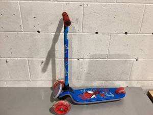 lot 526 image: Huffy Marvel Spidey & His Amazing Friends Toddler Scooter, Ages 3, Lights