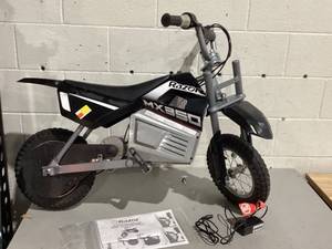 lot 596 image: Razor Dirt Rocket MX350 - 24V Electric-Powered Dirt Bike for Kids 13