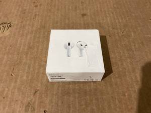 lot 40 image: Apple Air Pods 4