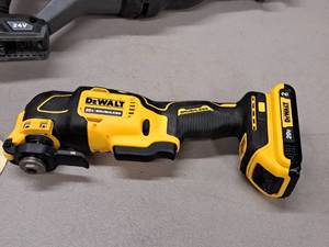 lot 5 image: DeWalt 20V Oscillating Multi-Tool DCS354 with Case