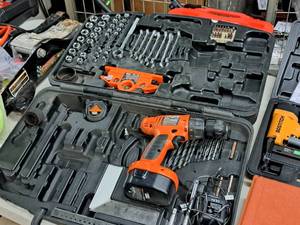 lot 19 image: Multi-Tool Kit and 14.4V Cordless Drill CD1402 with Battery and Charger