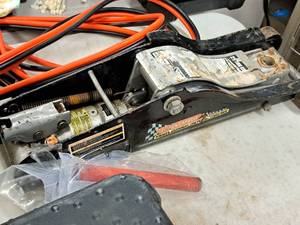 lot 22 image: 2.5-Ton Hydraulic Low Profile Floor Jack