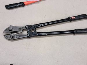 lot 29 image: Hyper Tough 18 Cr-Mo Bolt Cutter