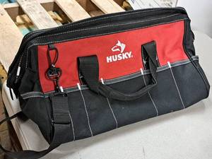 lot 52 image: Husky 18 Tool Bag