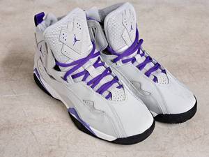 lot 61 image: Nike Air Jordan Size 7Y Boys Shoes
