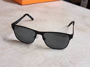 lot 72 image: Foster Grant Sunglasses OL0621
