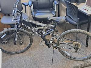 lot 201 image: Hyper Havoc 22 Mens 21-speed Trail Bike 18 SilverBlack Aluminum Frame