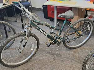 lot 202 image: Magna Electroshock 22 Womens 18-speed Trail Bike 19 GreenBlack Frame