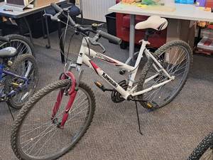 lot 204 image: Kawasaki N26G 22 Womens Trail Bike 19 White Frame