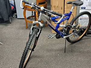 lot 209 image: Mongoose EFX 22 Mens 21-speed Trail Bike 18 Blue Aluminum Frame