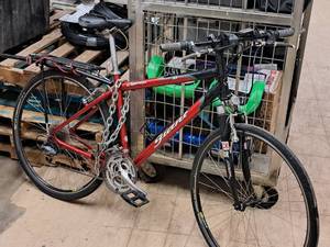 lot 216 image: Giant Cypress SX 24 Mens Street Bike 20 Red Frame