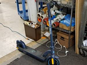 lot 200 image: Wheelspeed Primer 220-lbs 36V 5.2Ah 187.2Wh Lithium-ion Electric Scooter