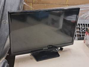 lot 225 image: Samsung 24 Flat Screen TV T24D310NH with Remote Control