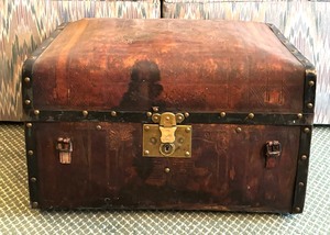 lot 26 image: Vintage Hinged Leather Trunk