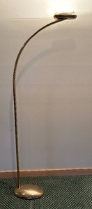 lot 20 image: Vintage Brass Curved Floor Lamp  Contemporary Style Curved Brass Floor Lamp