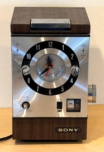 lot 78 image: Vintage 1970s Sony 7FC-89W Alarm Clock Transistor Radio