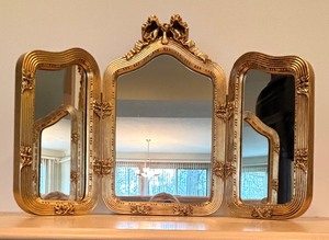 lot 84 image: Vintage Florentine Gold Gilt Style Trifold Vanity Standing Mirror Tabletop
