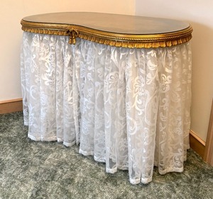 lot 12 image: Beautiful Vintage Vanity Table