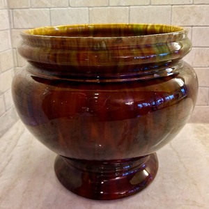 lot 54 image: Beautiful Vintage Pottery Planter  Vase