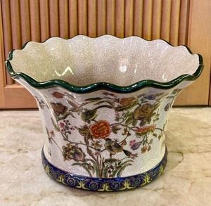 lot 55 image: Beautiful Vintage Porcelain Wong Lee Planter with Crackle Finish