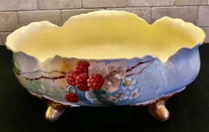 lot 61 image: Beautiful Vintage Hand Painted Footed Footed Bowl