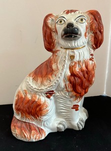lot 126 image: Vintage Staffordshire Right Facing Spaniel Figurine