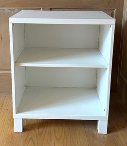 lot 192 image: White Shelf