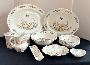 lot 25 image: Aynsley Cottage Garden Serving Pieces