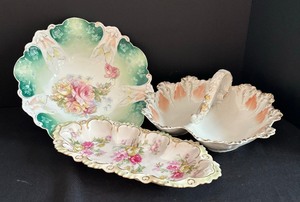 lot 250 image: Vintage Serving Pieces