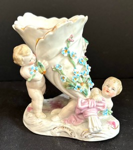 lot 253 image: Antique Victorian Cherub Figurine Vase