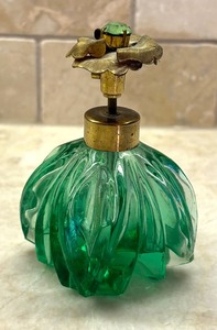 lot 260 image: Vintage Glass Perfume Bottle