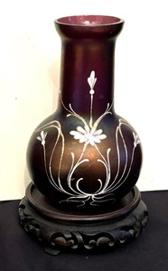 lot 270 image: Beautiful Vintage Handblown Glass Vase