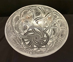 lot 274 image: Lalique Frosted Glass Pinsons Bowl  Lalique Pinsons Finch Bird Bowl