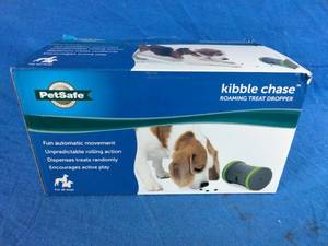 lot 32 image: Pet Safe Kibble Chase Roaming Treat Dropper