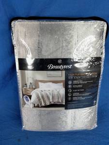 lot 16 image: Beautyrest Marselle Oversized Faux Fur Heated Throw, 50 x 70 Grey