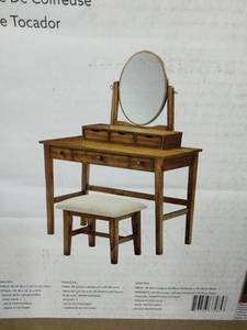 lot 44 image: Linon Lorna Vanity Set