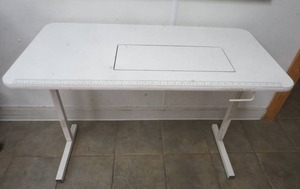 lot 2 image: Sewing machine table