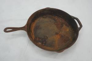 lot 5 image: Cast iron fry pan