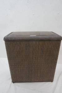 lot 11 image: Hamper