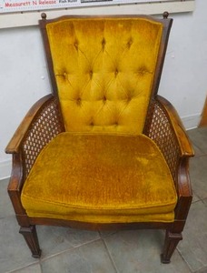 lot 16 image: Mid Century Tufted Chair