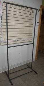lot 17 image: Garment rack