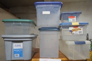 lot 64 image: 7 smaller totes and matching lids