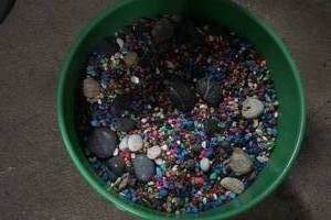 lot 65 image: 5 gallon bucket with fish tank rocks