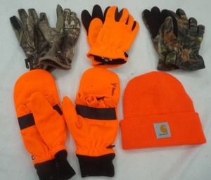 lot 81 image: hat and gloves lot. L and XL gloves.
