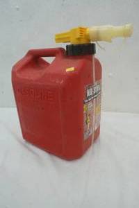 lot 137 image: 2.5 gal gas tank