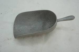 lot 204 image: ice scoop